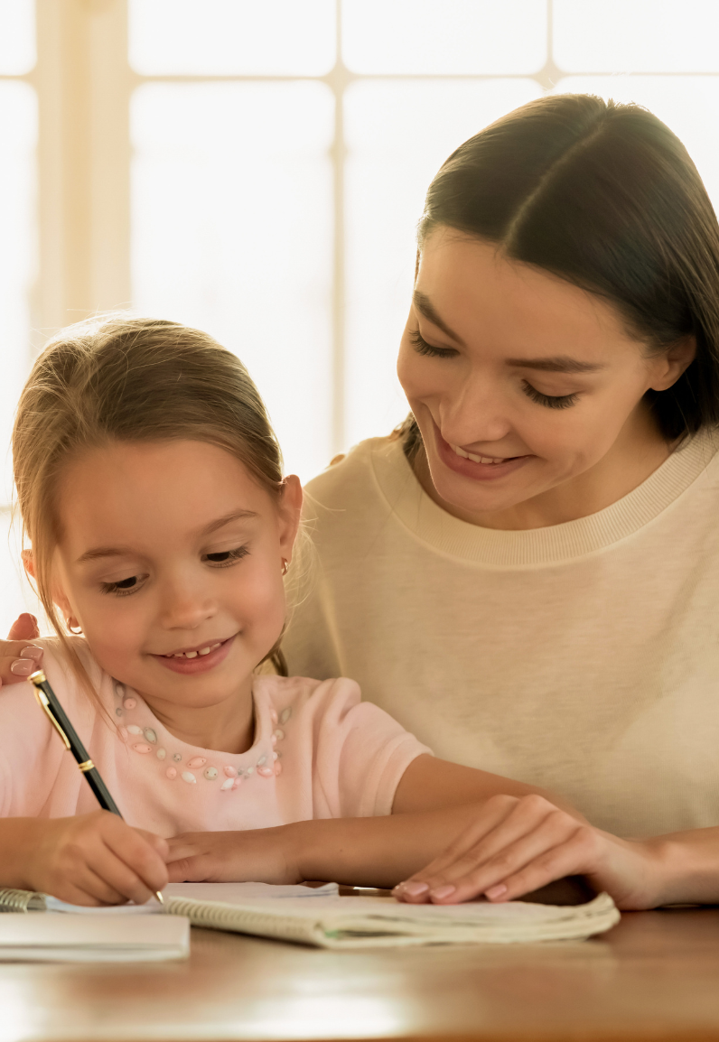 une jeune écolière est accompagnée par une jeune femme pour du soutien scolaire révéler votre potentiell avec Maison Helya