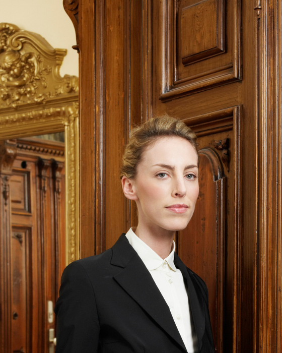 gouvernante de maison de luxe en uniforme à Paris