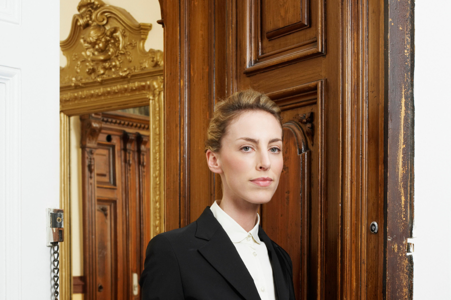 gouvernante de maison de luxe en uniforme à Paris