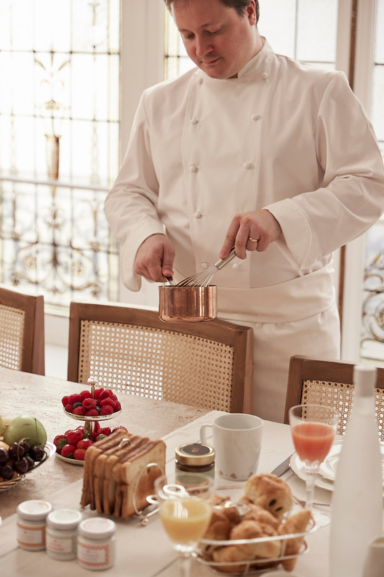 a private chef Maison Helya prepares family breakfast