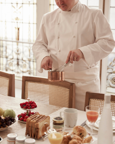 a private chef Maison Helya prepares family breakfast