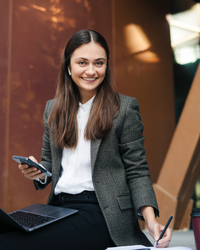 l'assistant personnel maison helya prend des notes pour son client