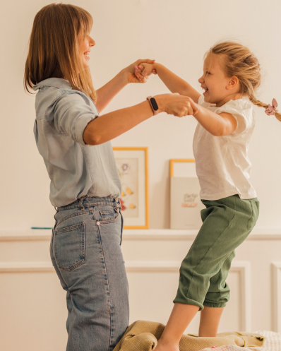 une babysitter maison helya en pleine séance de jeu avec la petite fille qu'elle garde chaque jour après l'école