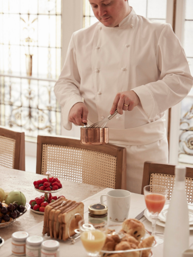 le chef privé maison helya prépare le petit-déjeuner de la famille