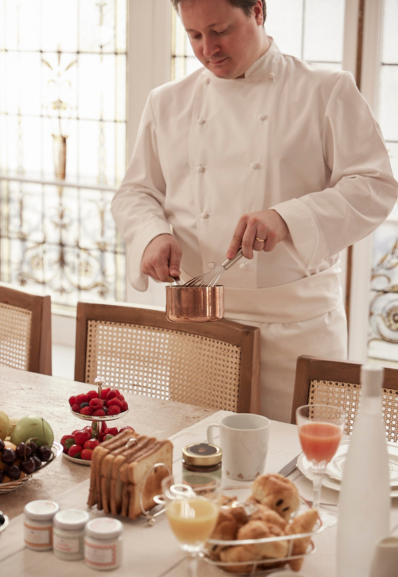 le chef privé maison helya prépare le petit-déjeuner de la famille