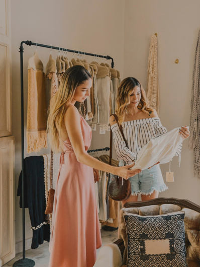 une client maison helya en pleine séance shopping avec un personal shopper