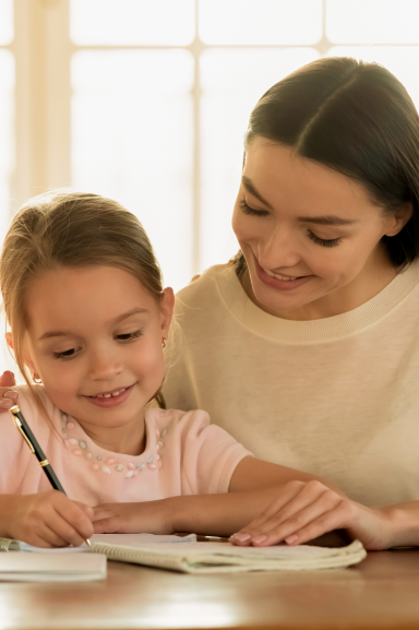 une jeune écolière au milieu d'un cours de soutien scolaire avec une jeune enseignante