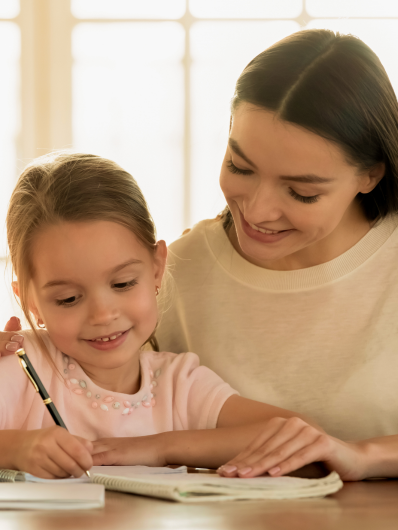 une jeune écolière au milieu d'un cours de soutien scolaire avec une jeune enseignante