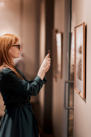 une gestionnaire d'art maison helya prend en photo une oeuvre pour la proposer à son client