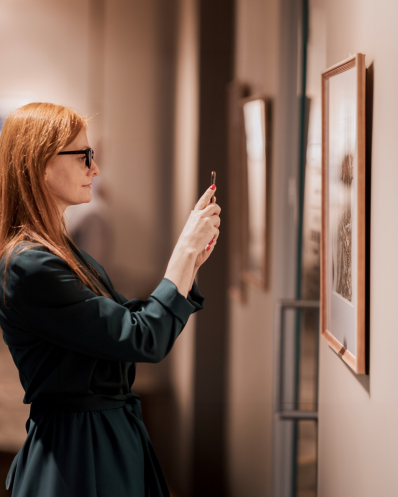 une gestionnaire d'art maison helya prend en photo une oeuvre pour la proposer à son client