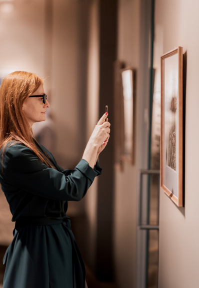 une gestionnaire d'art maison helya prend en photo une oeuvre pour la proposer à son client