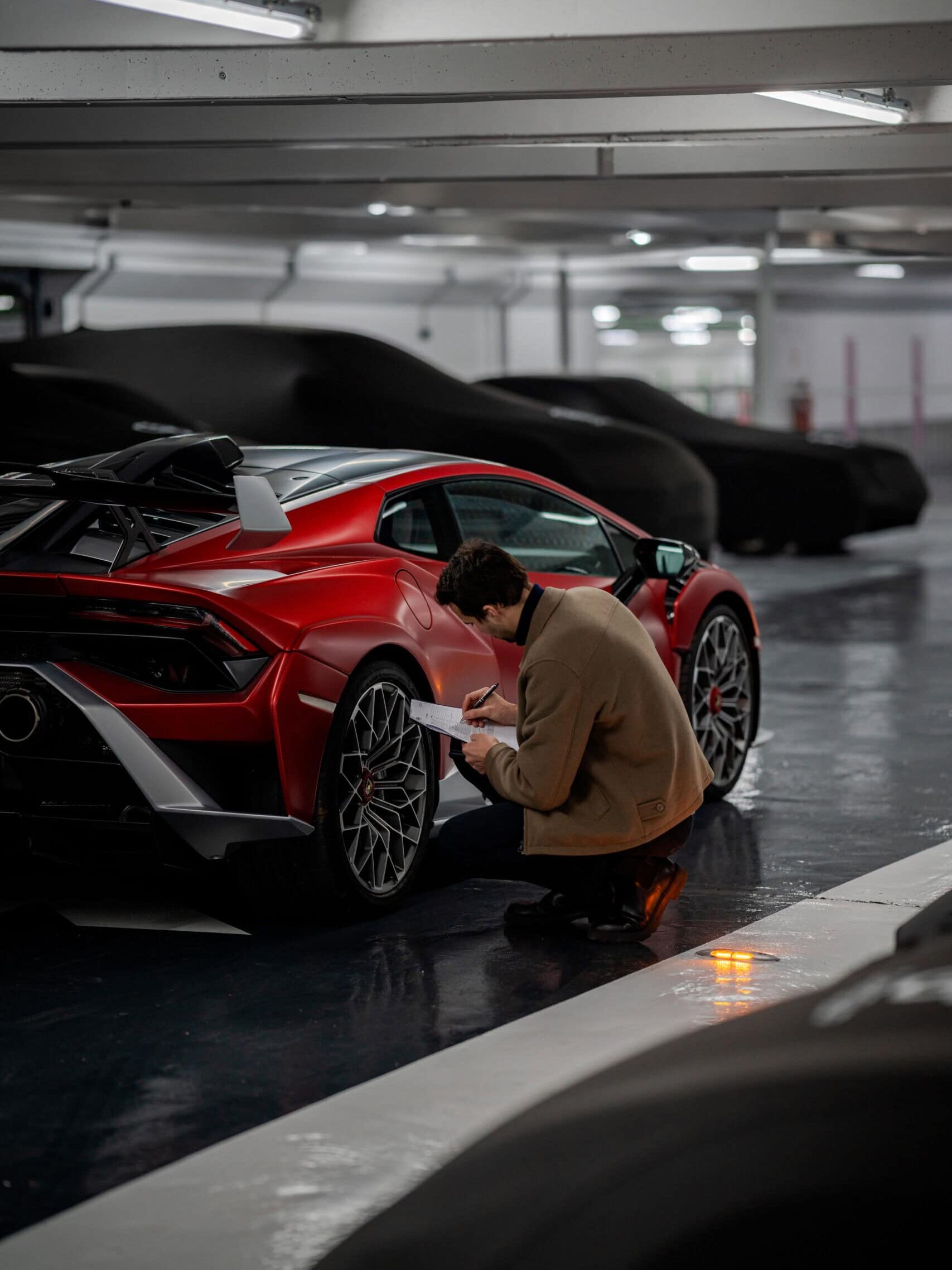 un expertde notre conciergerie automobile partenaire vérifie la voiture de sport d'un client